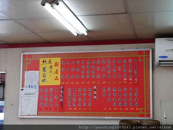 台中北屯 嚮湯包(天津湯包)湯汁撞倒湯匙了，除了湯包外鍋貼也很不錯