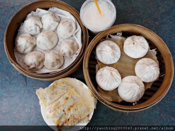 台中北屯 嚮湯包(天津湯包)湯汁撞倒湯匙了，除了湯包外鍋貼也很不錯