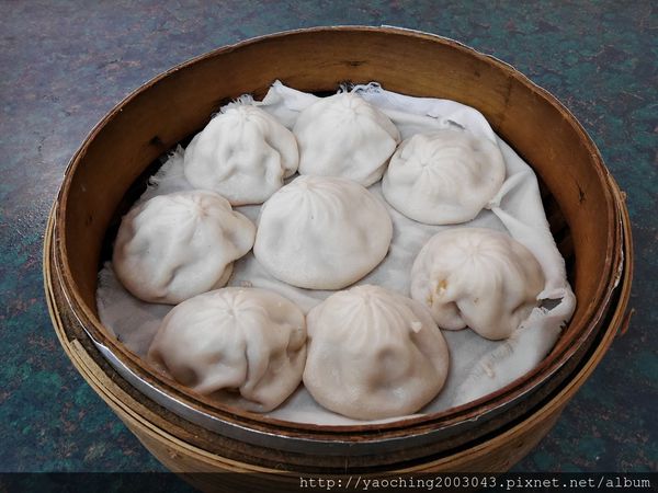 台中北屯 嚮湯包(天津湯包)湯汁撞倒湯匙了，除了湯包外鍋貼也很不錯