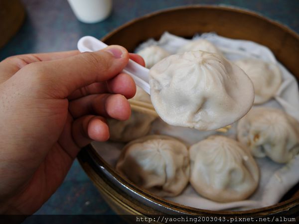 台中北屯 嚮湯包(天津湯包)湯汁撞倒湯匙了，除了湯包外鍋貼也很不錯