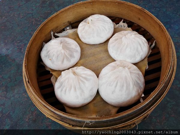 台中北屯 嚮湯包(天津湯包)湯汁撞倒湯匙了，除了湯包外鍋貼也很不錯