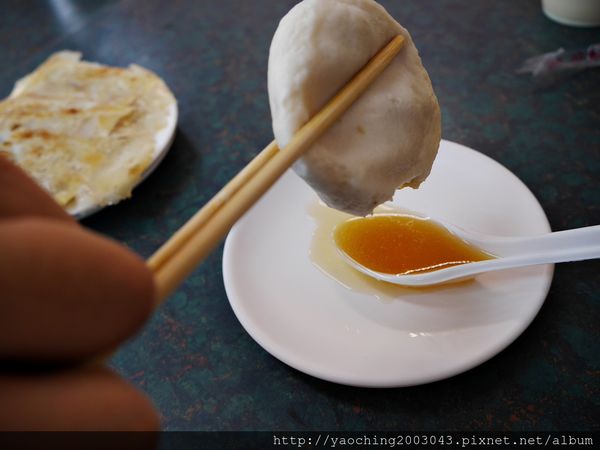 台中北屯 嚮湯包(天津湯包)湯汁撞倒湯匙了，除了湯包外鍋貼也很不錯