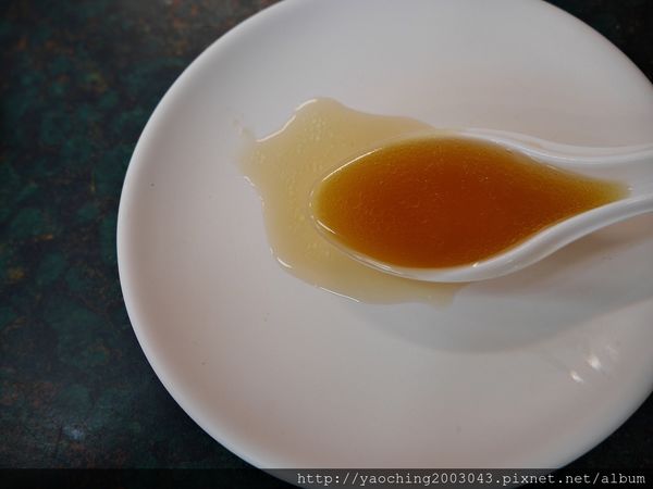 台中北屯 嚮湯包(天津湯包)湯汁撞倒湯匙了，除了湯包外鍋貼也很不錯