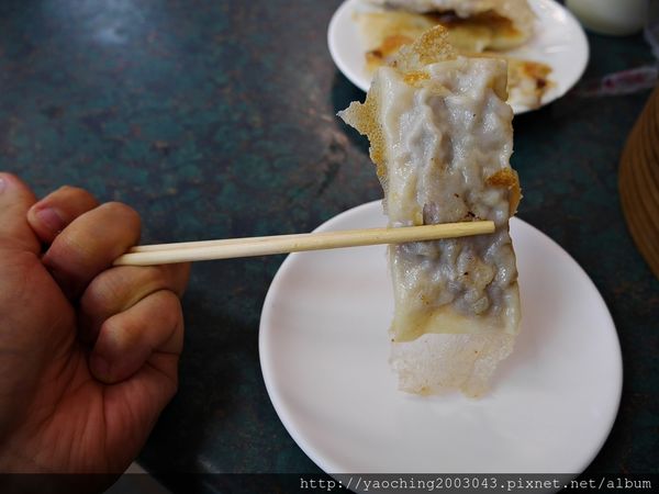 台中北屯 嚮湯包(天津湯包)湯汁撞倒湯匙了，除了湯包外鍋貼也很不錯