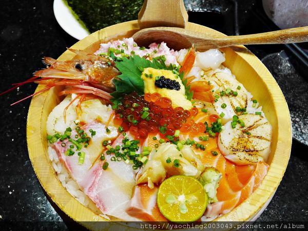 高雄三民區- 福川町-滿盛爆料的海鮮丼上桌囉