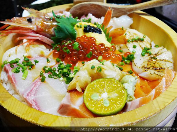 高雄三民區- 福川町-滿盛爆料的海鮮丼上桌囉
