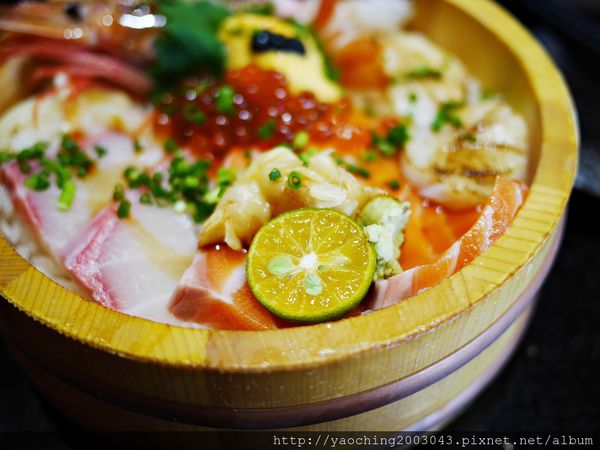 高雄三民區- 福川町-滿盛爆料的海鮮丼上桌囉