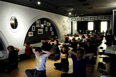 新月餐飲-安排瑜珈課程